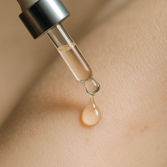 Close-up of a dropper delivering organic hyaluronic acid serum onto delicate skin, highlighting hydration and gentle care. Alt: organic hyaluronic acid serum for sensitive skin enhancing skin hydration and soothing.